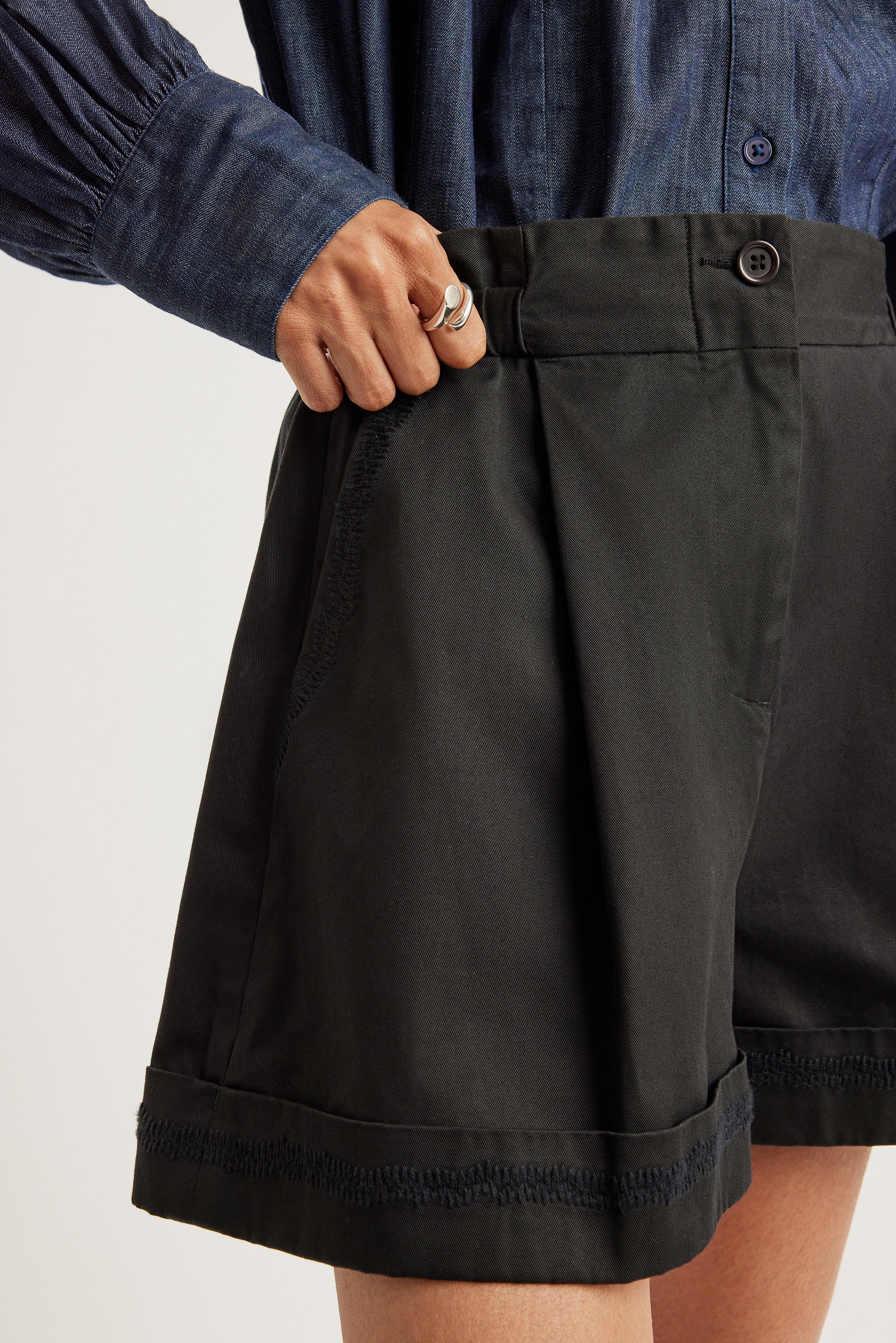 Duinen Emb Short in Black
