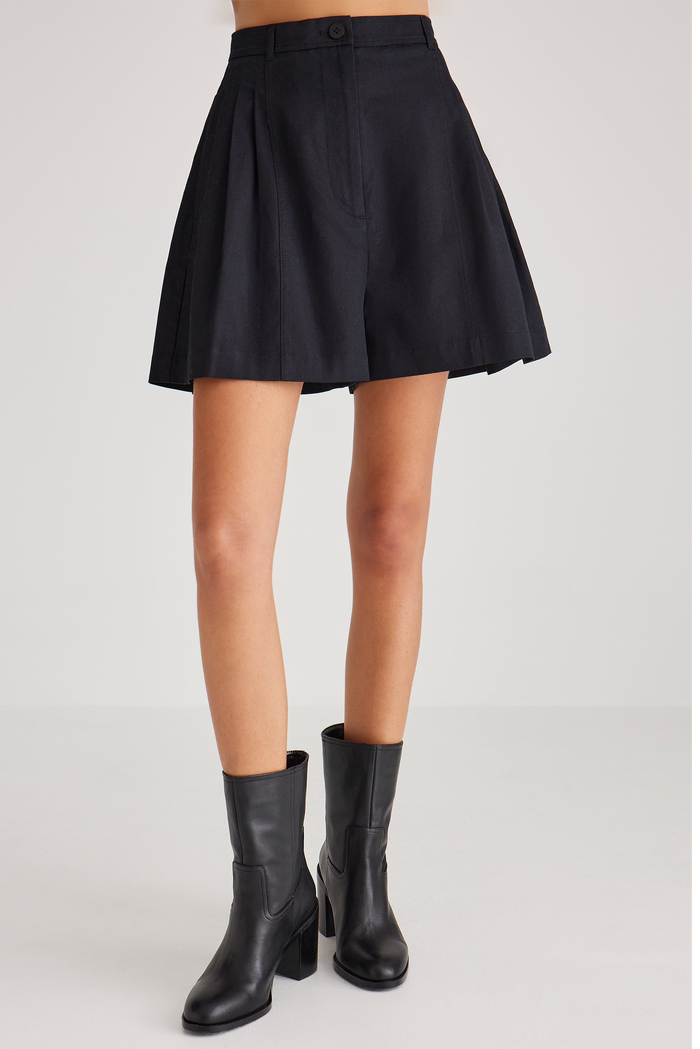 Maiko Short in Black