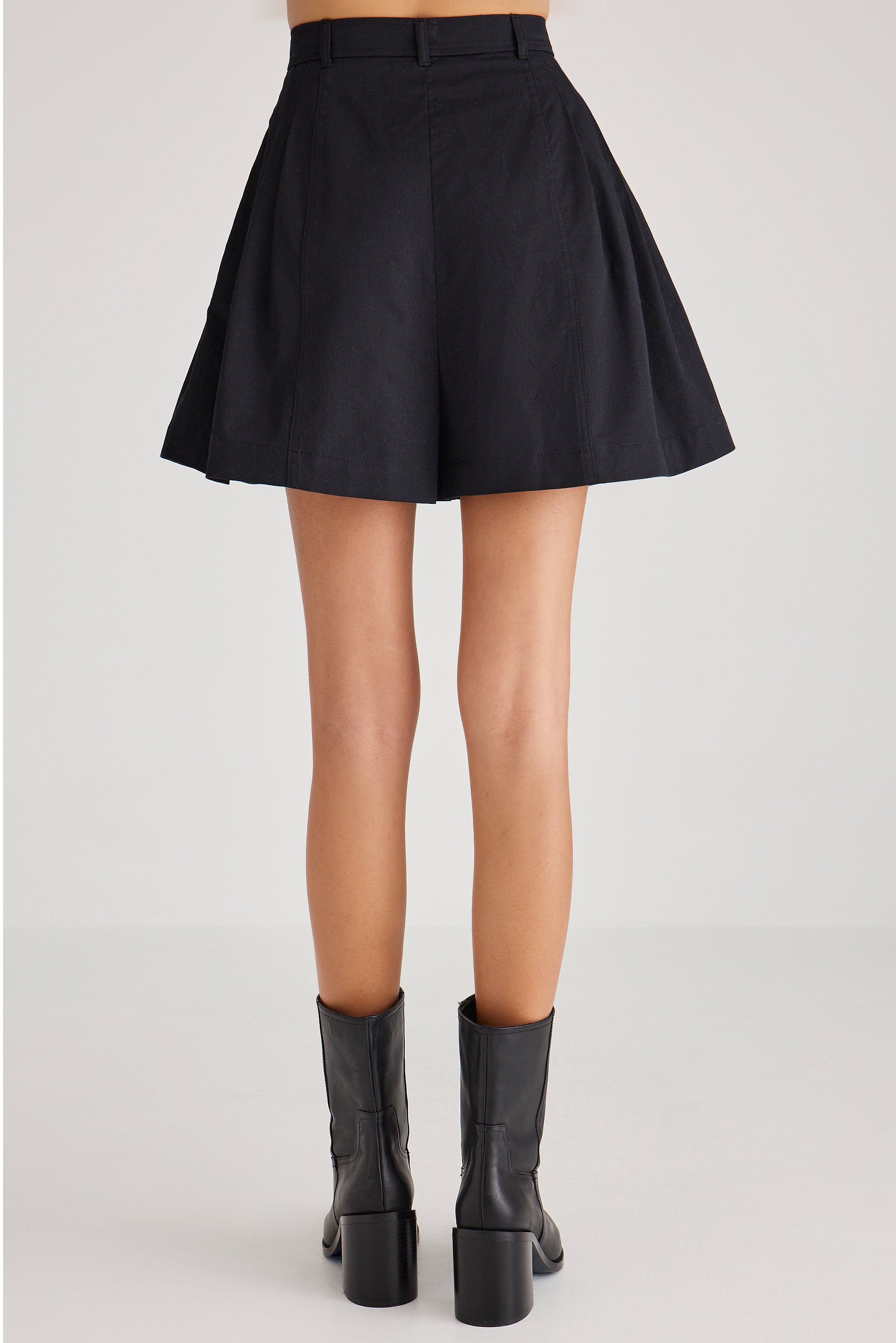 Maiko Short in Black