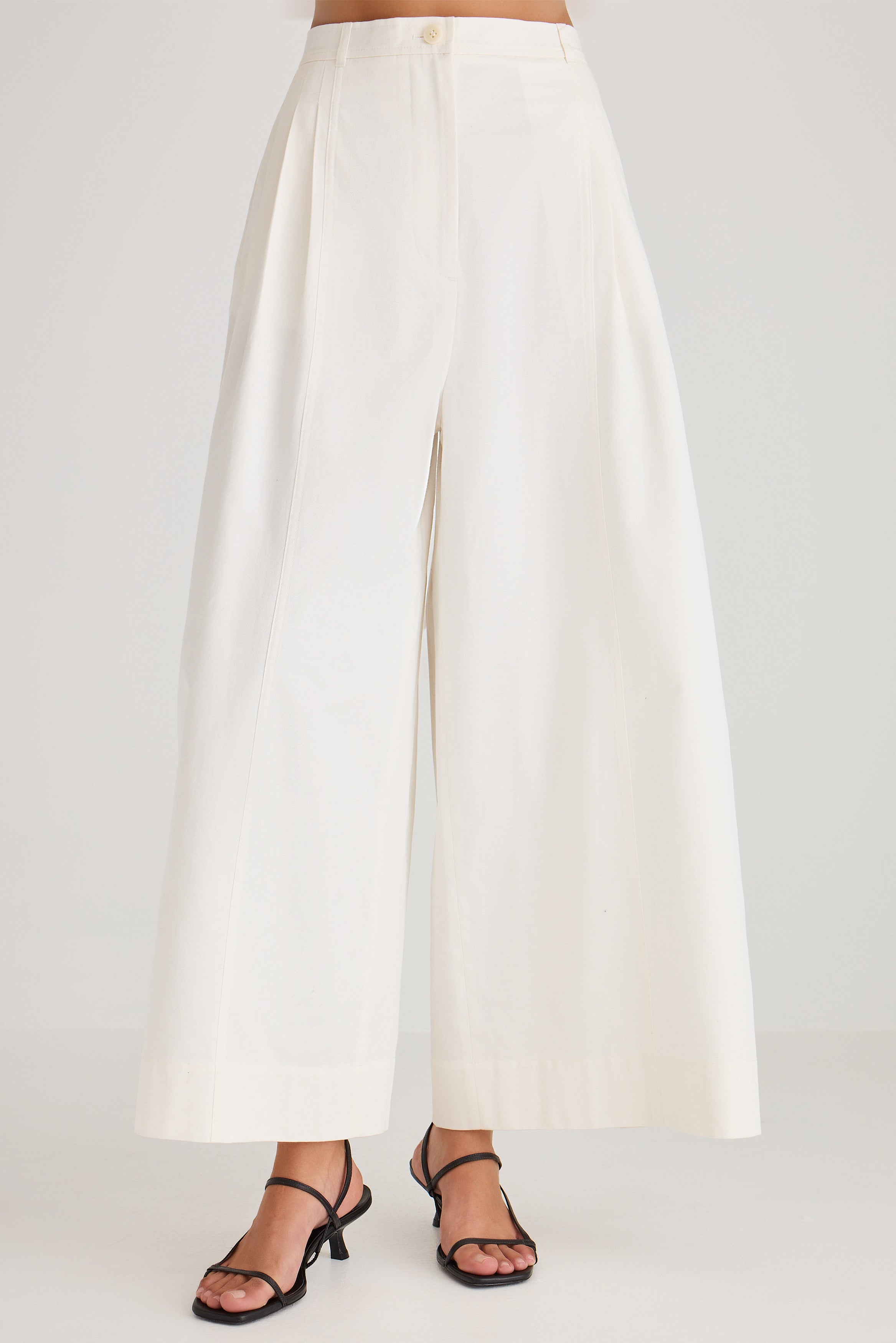 Yuna Pant in Ivoire