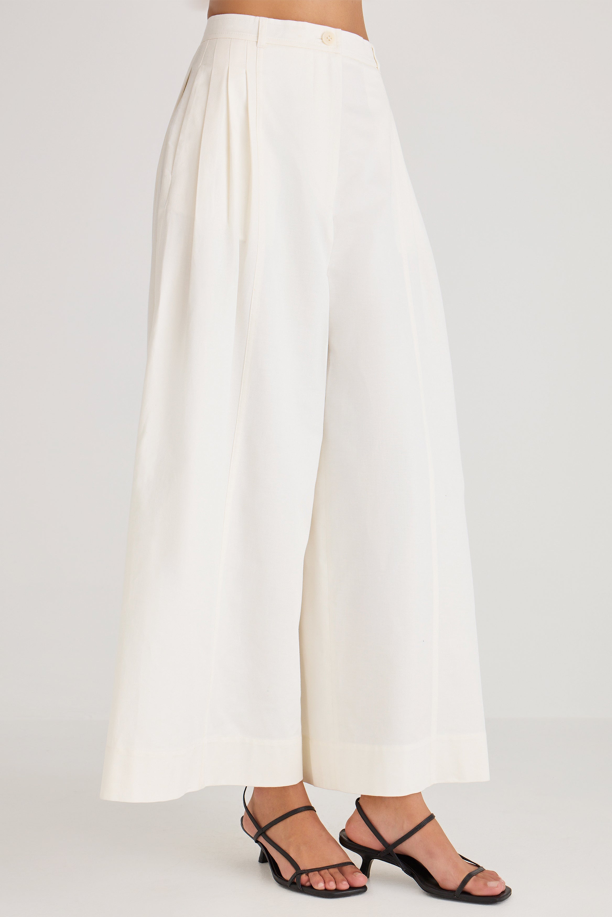 Yuna Pant in Ivoire