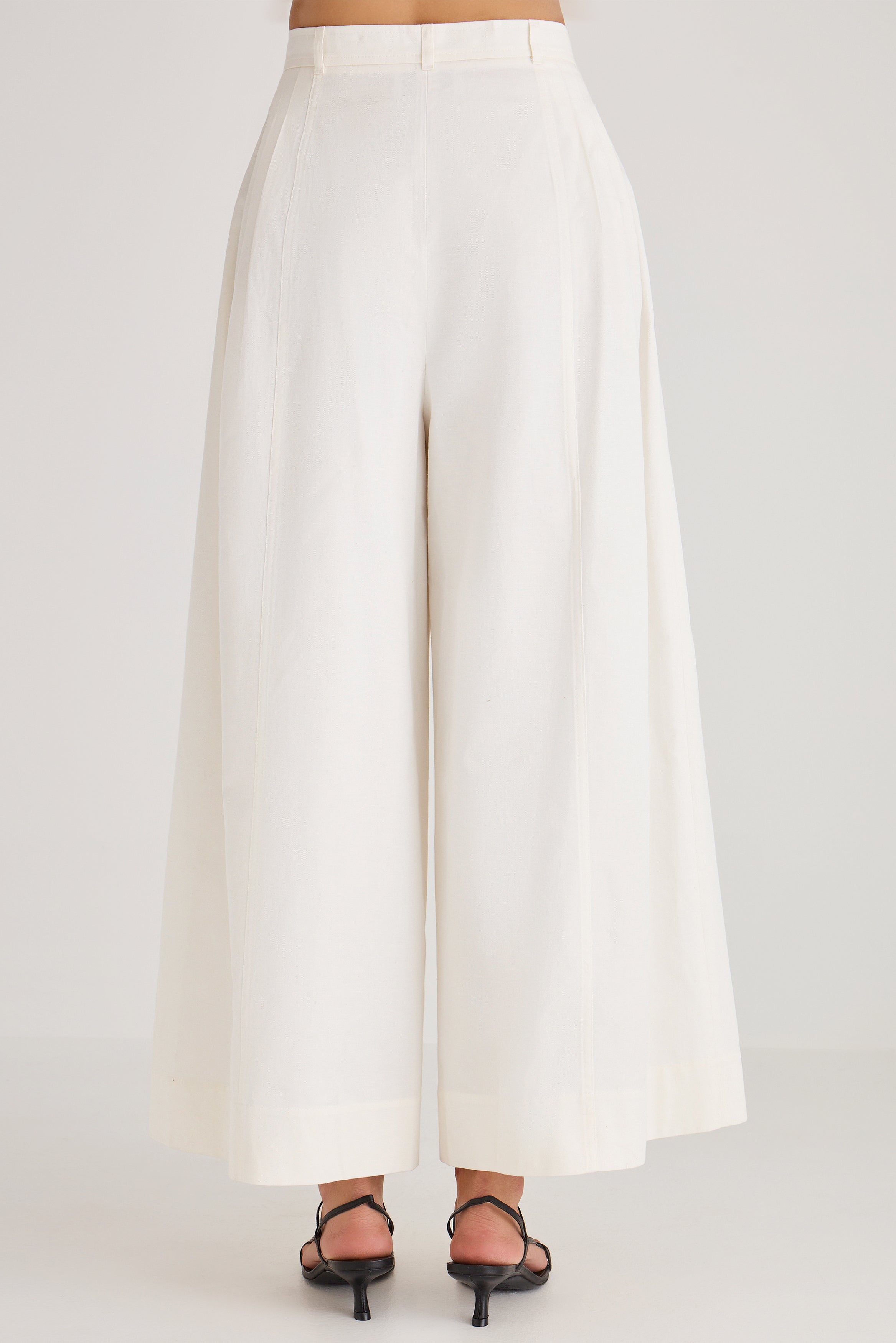 Yuna Pant in Ivoire
