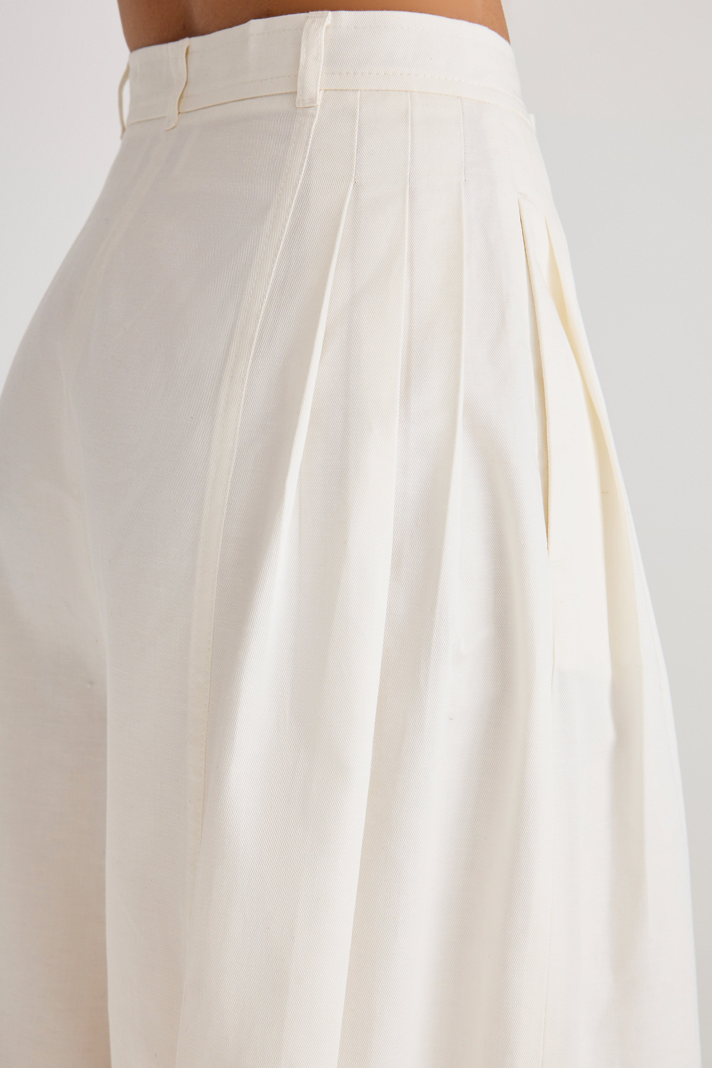 Yuna Pant in Ivoire