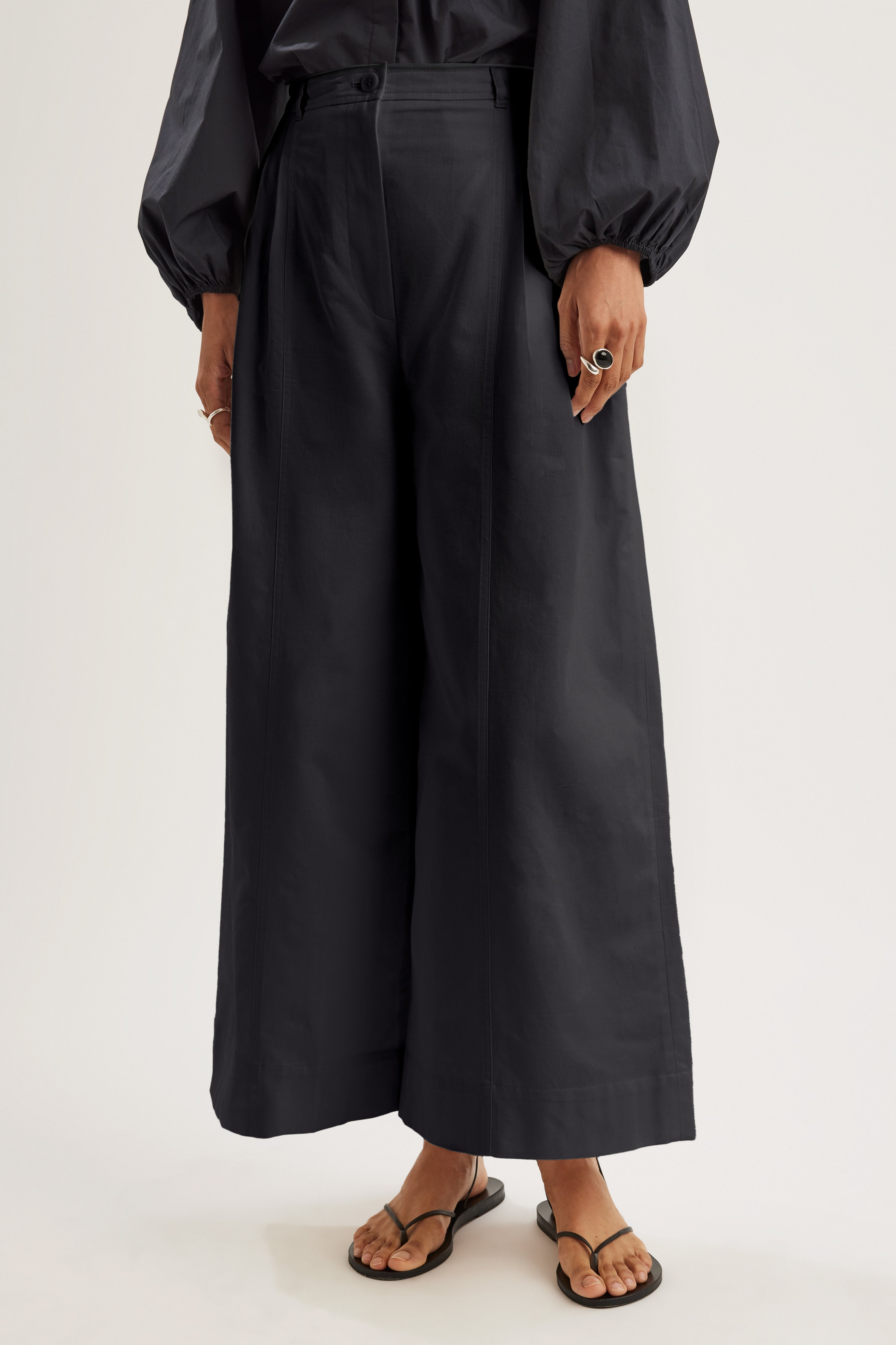 Yuna Pant in Black