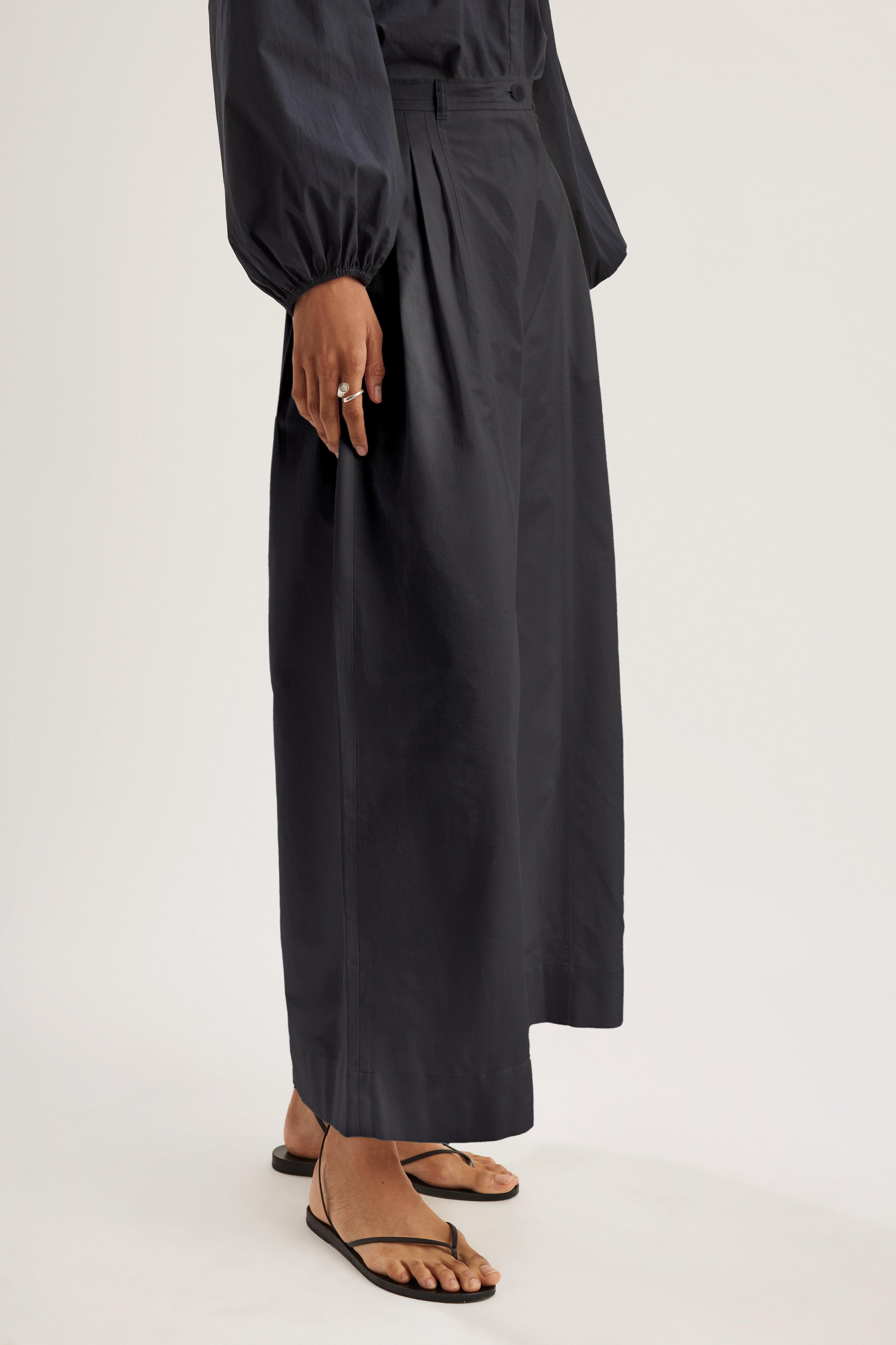 Yuna Pant in Black