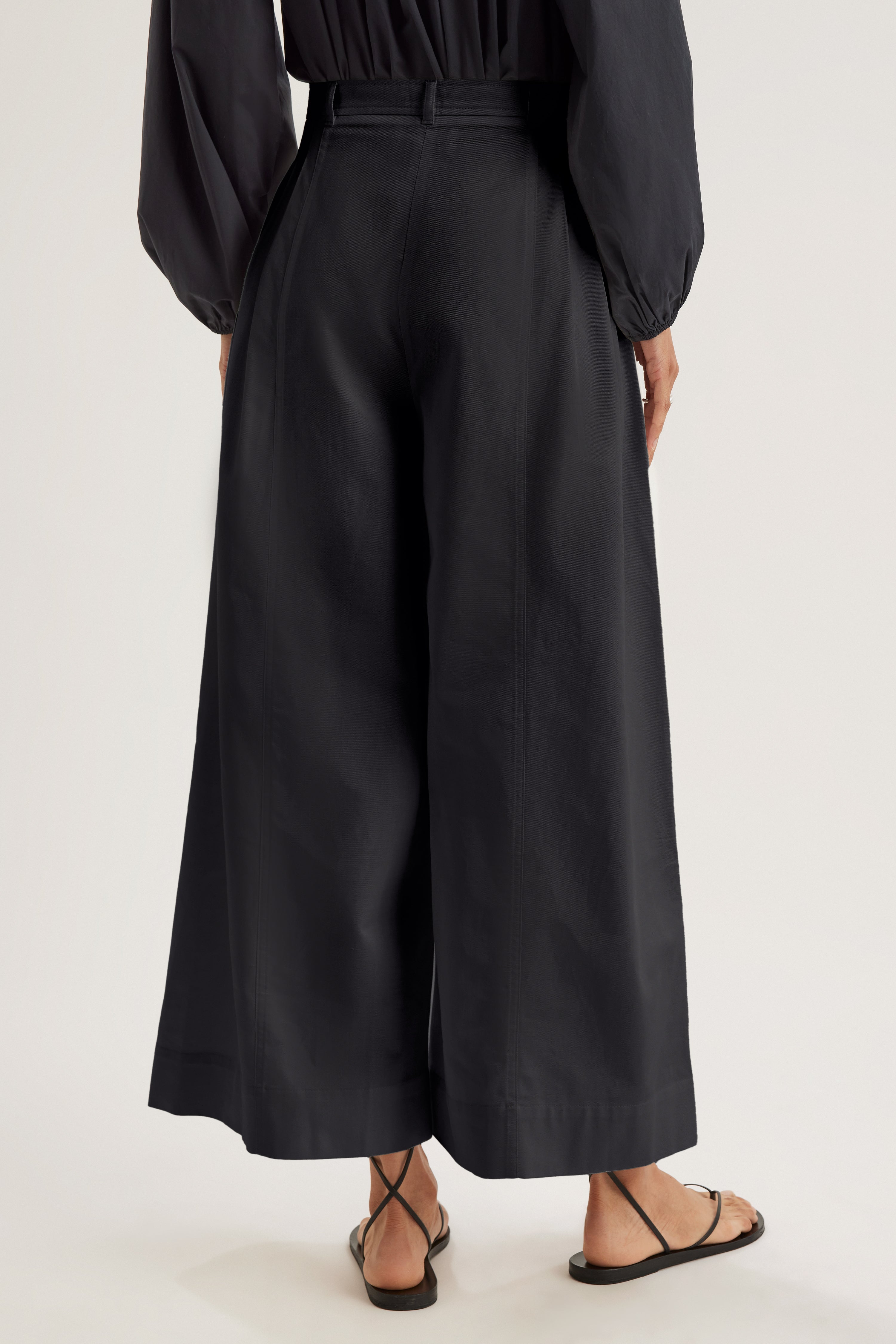 Yuna Pant in Black