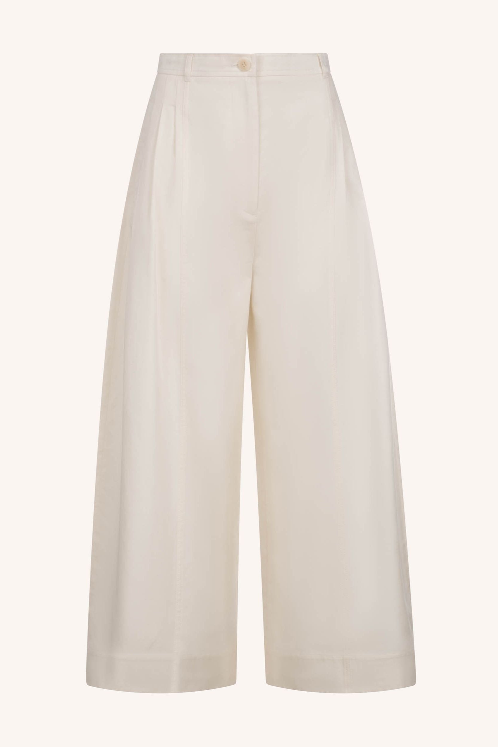 Yuna Pant in Ivoire