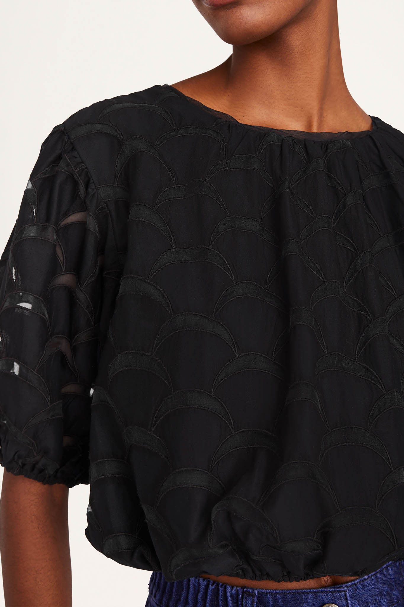 Magere Emb Top in Black