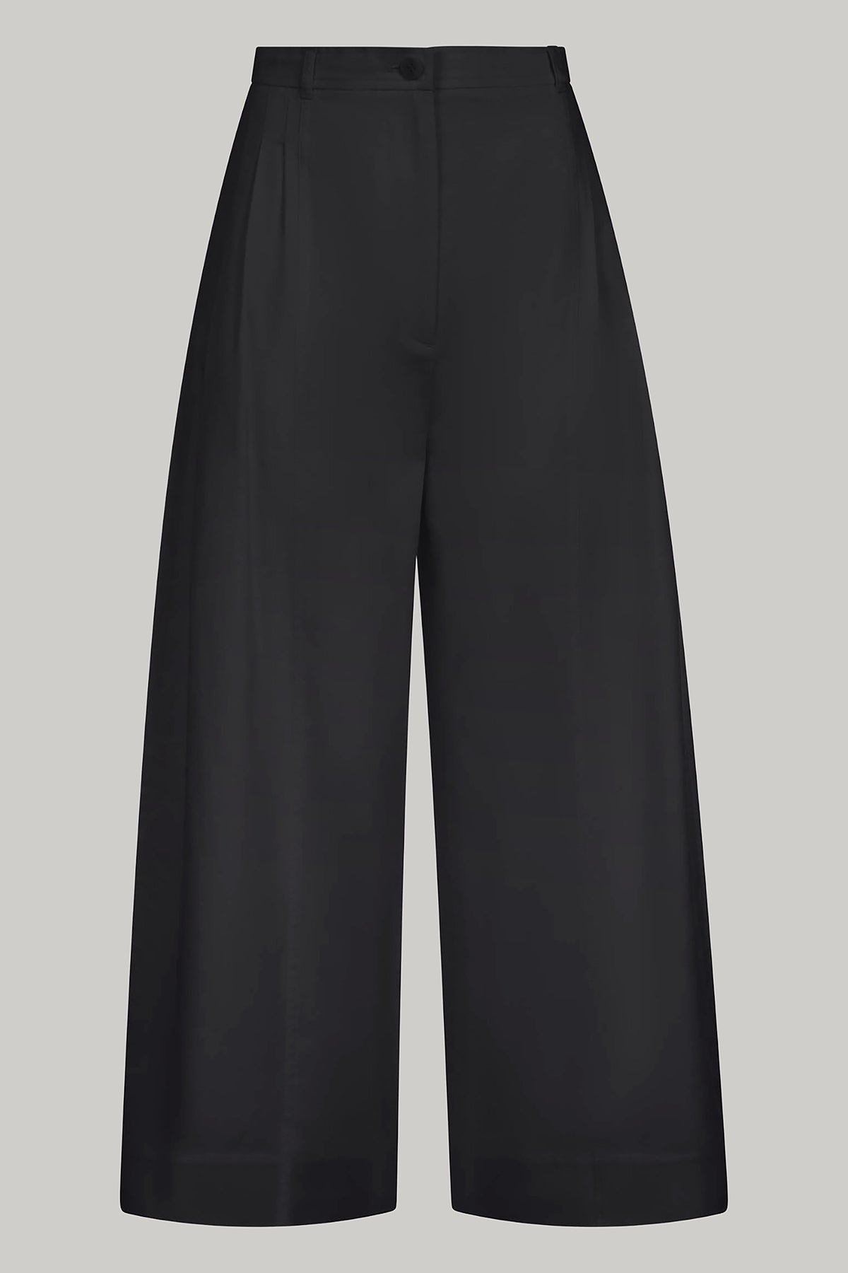 Yuna Pant in Black