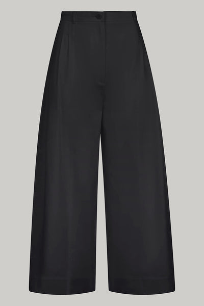Yuna Pant in Black
