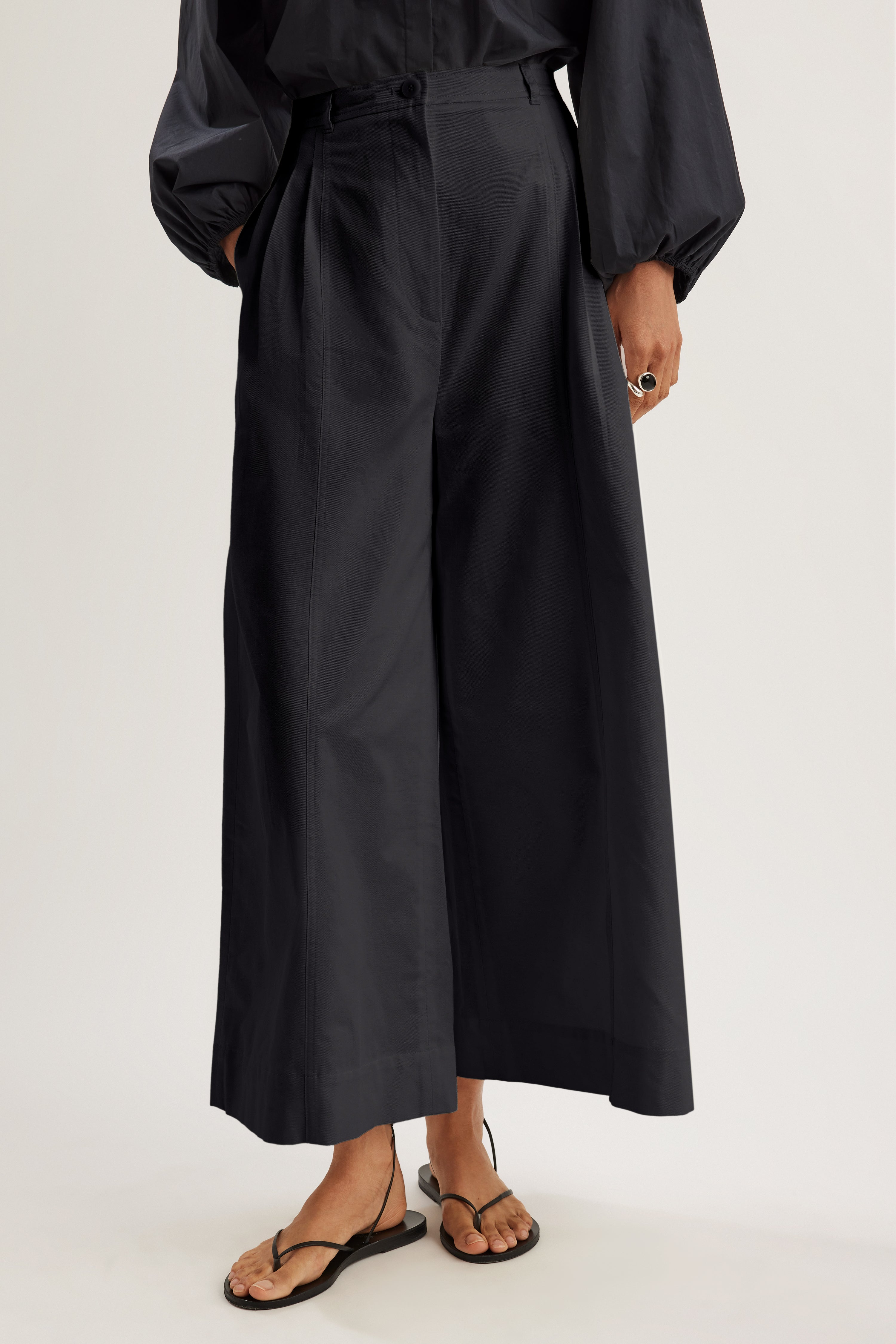 Yuna Pant in Black