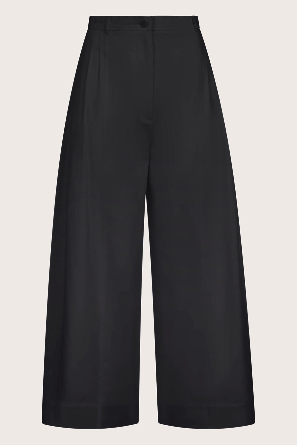 Yuna Pant in Black