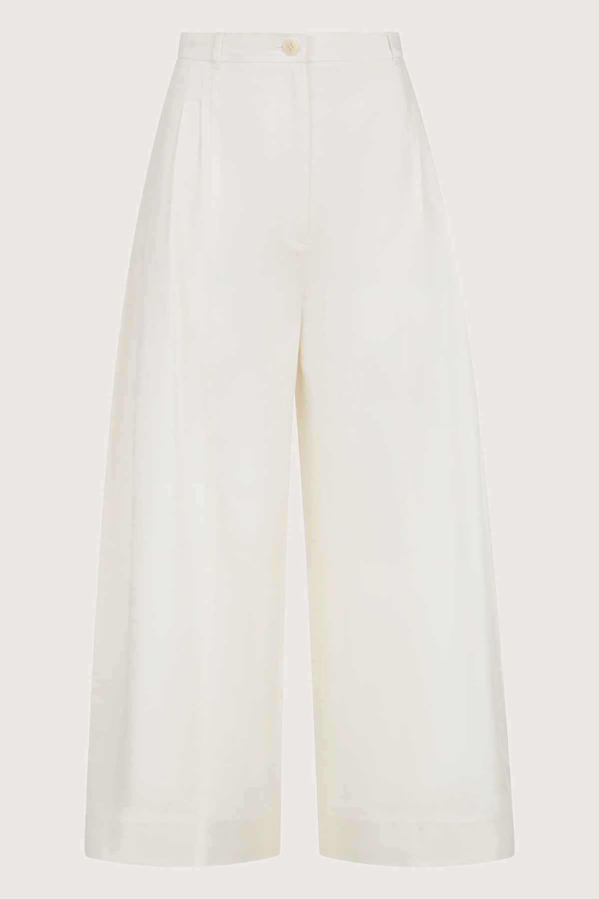 Yuna Pant in Ivoire