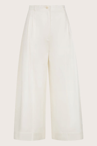 Yuna Pant in Ivoire