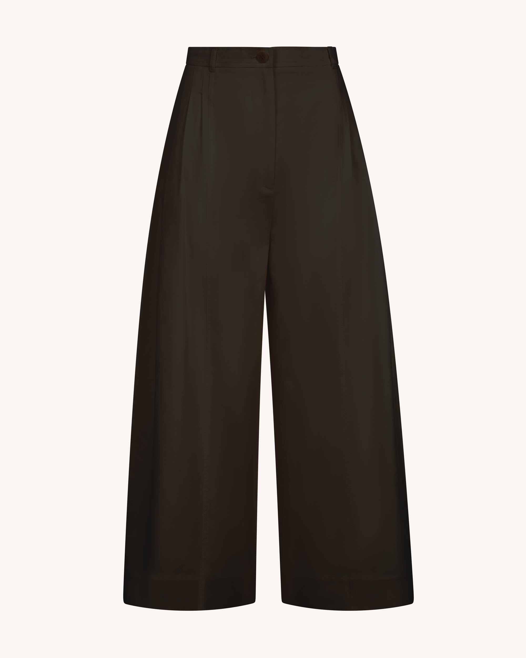Yuna Pant in Black